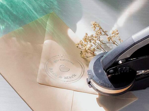 Prägezange: 3D-Stempel mit stilvollem Blinddruck – einzigartig und fälschungssicher