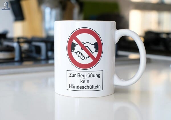 Keramiktasse "Zur Begrüßung kein Händeschütteln"