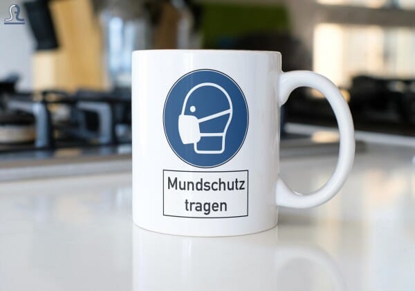 Keramiktasse "Mundschutz tragen"