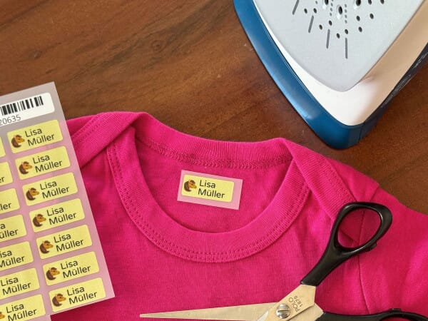 Bügeletiketten für Schule & Kita: So bleibt Kleidung endlich da, wo sie hingehört