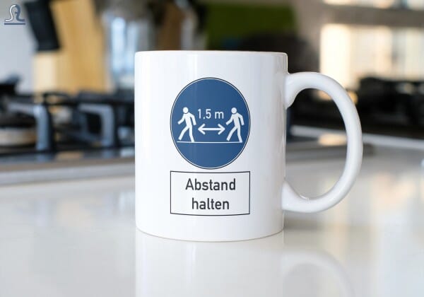 Keramiktasse "Abstand halten"